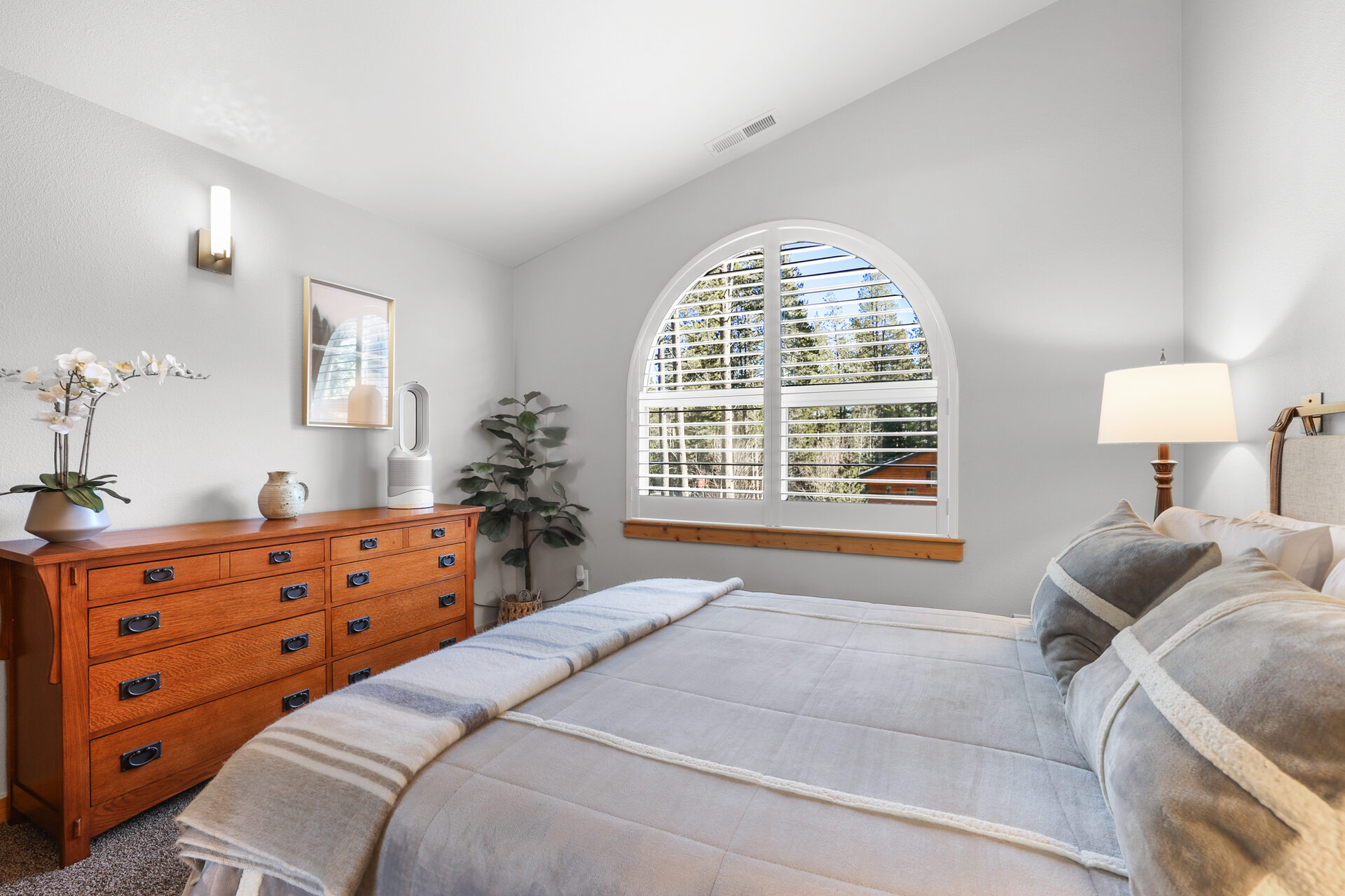 Second bedroom with queen bed